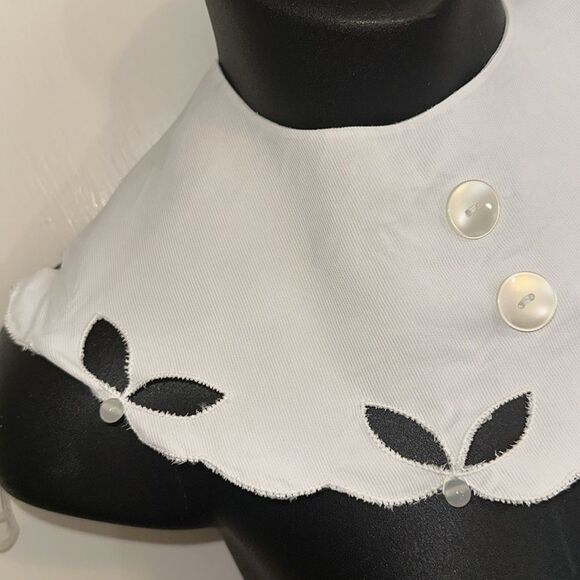 Vintage 60s white rayon scalloped edge collar with button detailing - Picture 3 of 9